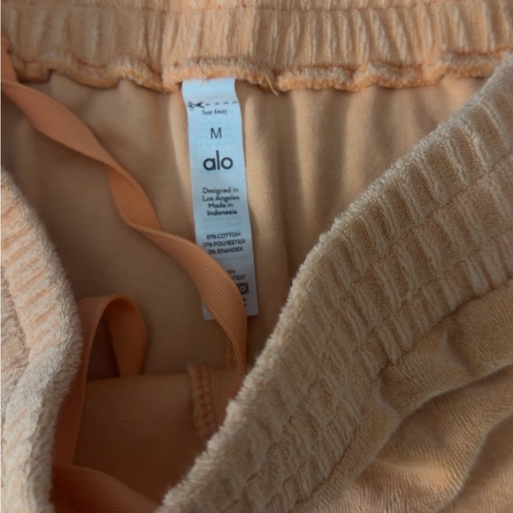 ALO Yoga Women's Orange Athletic Shorts - Picture 2 of 2